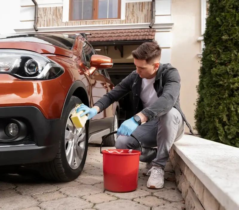 Lavage auto à domicile Eyzerac : professionnel intervenant sur un véhicule